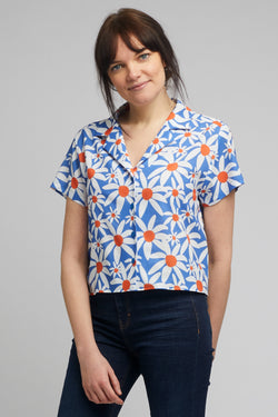 Cropped Cuban Collar Shirt in Daisy Print